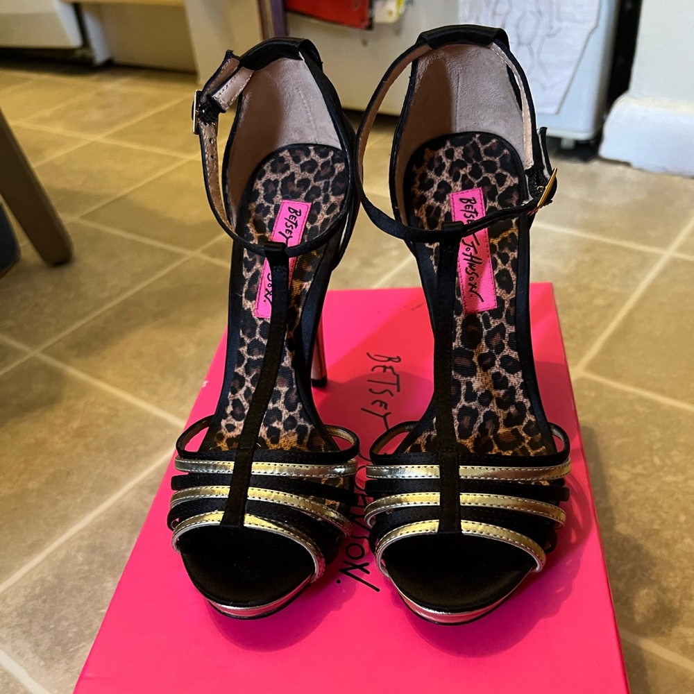 Betsey Johnson Jolene black/gold T-Strap sandals size 5 1/2 M